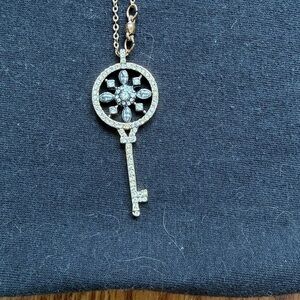 Elegant Gold Key Pendant Necklace